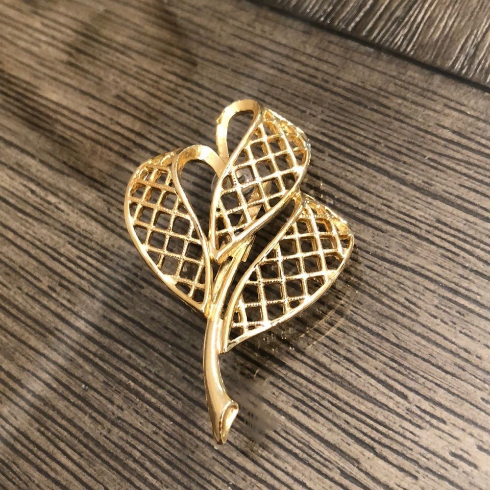 Vintage Floral Bud / Pierced Lattice Design Pin, Gold-tone